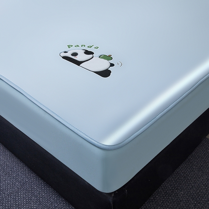 91家纺网 家纺一手货源 找家纺 全季家居 2025新款5A抗菌碳光萌趣熊猫系列贴布绣冰丝席 床笠-天蓝