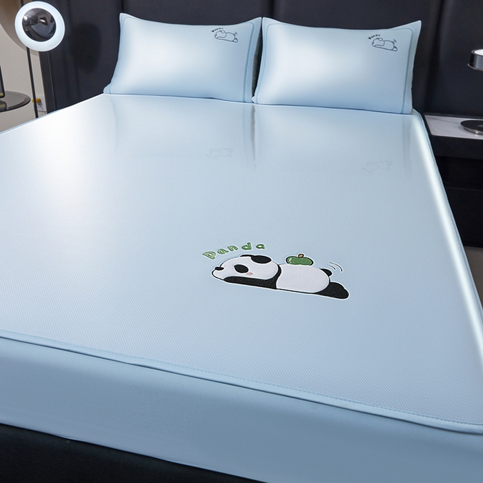 91家纺网 家纺一手货源 找家纺 全季家居 2025新款5A抗菌碳光萌趣熊猫系列贴布绣冰丝席 床笠-天蓝