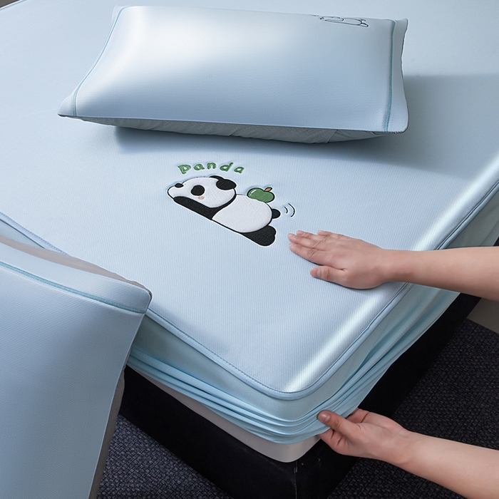 91家纺网 家纺一手货源 找家纺 全季家居 2025新款5A抗菌碳光萌趣熊猫系列贴布绣冰丝席 床笠-天蓝
