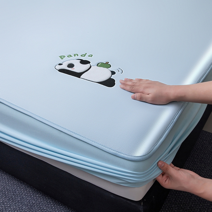 91家纺网 家纺一手货源 找家纺 全季家居 2025新款5A抗菌碳光萌趣熊猫系列贴布绣冰丝席 床笠-天蓝