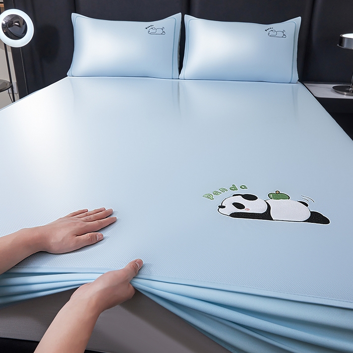 91家纺网 家纺一手货源 找家纺 全季家居 2025新款5A抗菌碳光萌趣熊猫系列贴布绣冰丝席 床笠-天蓝