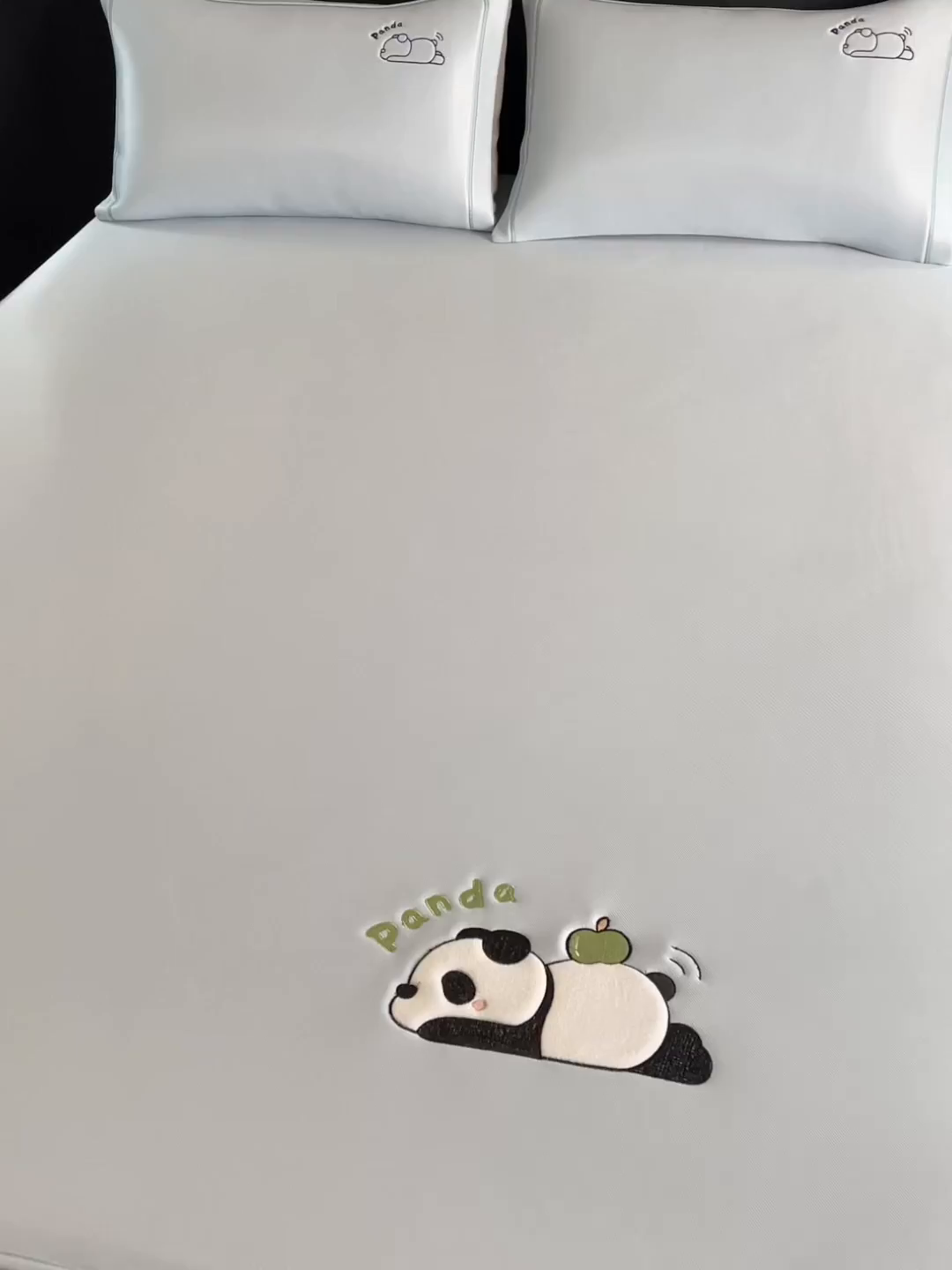 91家纺网 家纺一手货源 找家纺 全季家居 2025新款5A抗菌碳光萌趣熊猫系列贴布绣冰丝席 床笠-天蓝