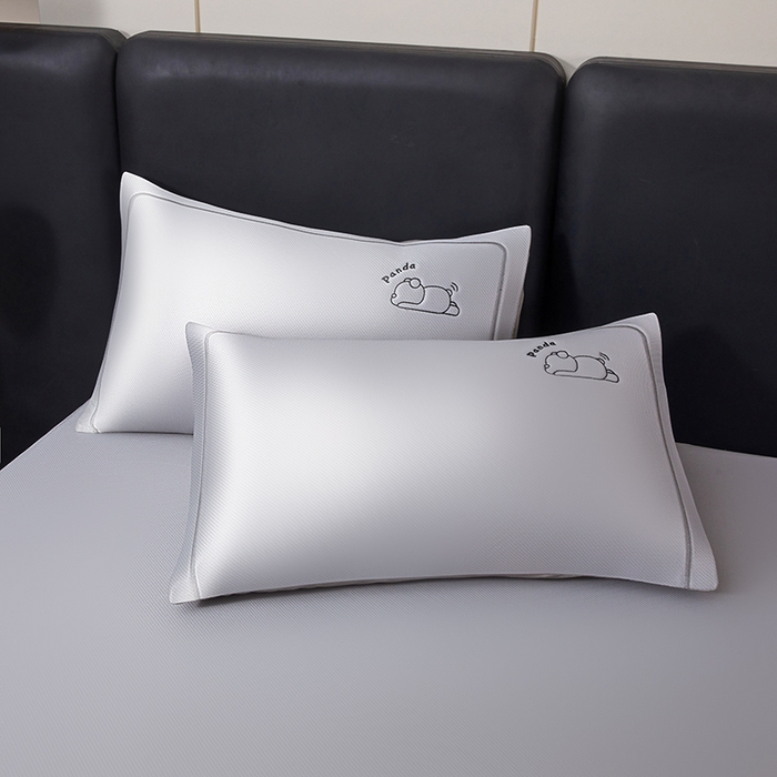 91家纺网 家纺一手货源 找家纺 全季家居 2025新款5A抗菌碳光萌趣熊猫系列贴布绣冰丝席 床笠-银灰