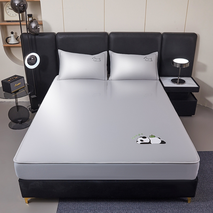 91家纺网 家纺一手货源 找家纺 全季家居 2025新款5A抗菌碳光萌趣熊猫系列贴布绣冰丝席 床笠-银灰