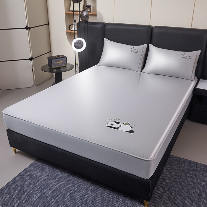 91家纺网 家纺一手货源 找家纺 全季家居 2025新款5A抗菌碳光萌趣熊猫系列贴布绣冰丝席 床笠-银灰