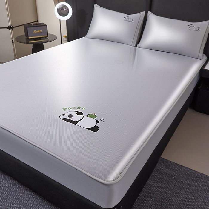 91家纺网 家纺一手货源 找家纺 全季家居 2025新款5A抗菌碳光萌趣熊猫系列贴布绣冰丝席 床笠-银灰