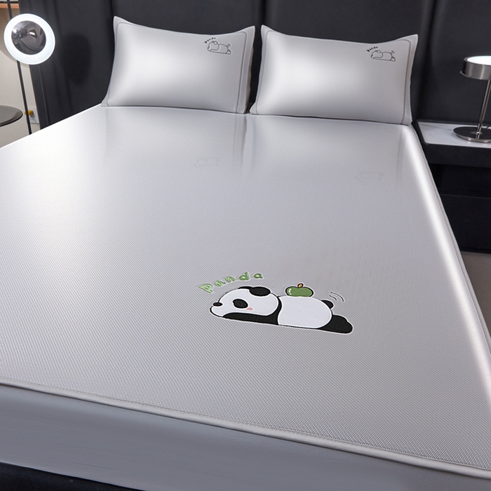 91家纺网 家纺一手货源 找家纺 全季家居 2025新款5A抗菌碳光萌趣熊猫系列贴布绣冰丝席 床笠-银灰