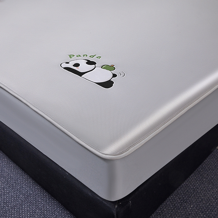 91家纺网 家纺一手货源 找家纺 全季家居 2025新款5A抗菌碳光萌趣熊猫系列贴布绣冰丝席 床笠-银灰