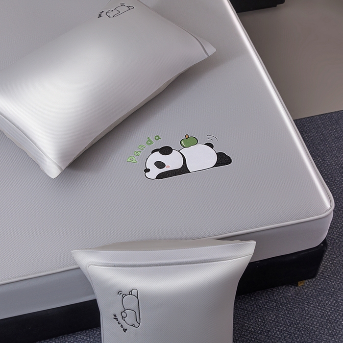 91家纺网 家纺一手货源 找家纺 全季家居 2025新款5A抗菌碳光萌趣熊猫系列贴布绣冰丝席 床笠-银灰