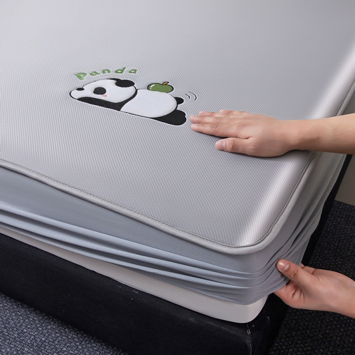 91家纺网 家纺一手货源 找家纺 全季家居 2025新款5A抗菌碳光萌趣熊猫系列贴布绣冰丝席 床笠-银灰