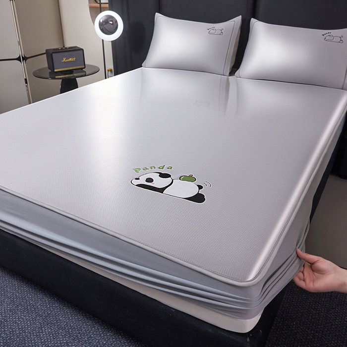91家纺网 家纺一手货源 找家纺 全季家居 2025新款5A抗菌碳光萌趣熊猫系列贴布绣冰丝席 床笠-银灰
