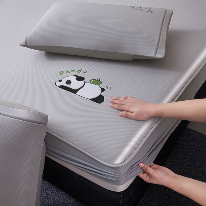 91家纺网 家纺一手货源 找家纺 全季家居 2025新款5A抗菌碳光萌趣熊猫系列贴布绣冰丝席 床笠-银灰