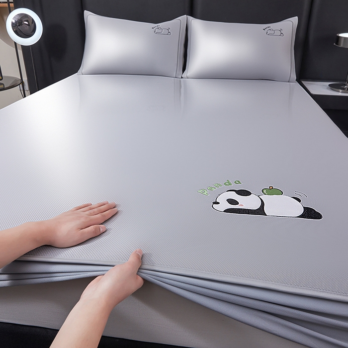 91家纺网 家纺一手货源 找家纺 全季家居 2025新款5A抗菌碳光萌趣熊猫系列贴布绣冰丝席 床笠-银灰