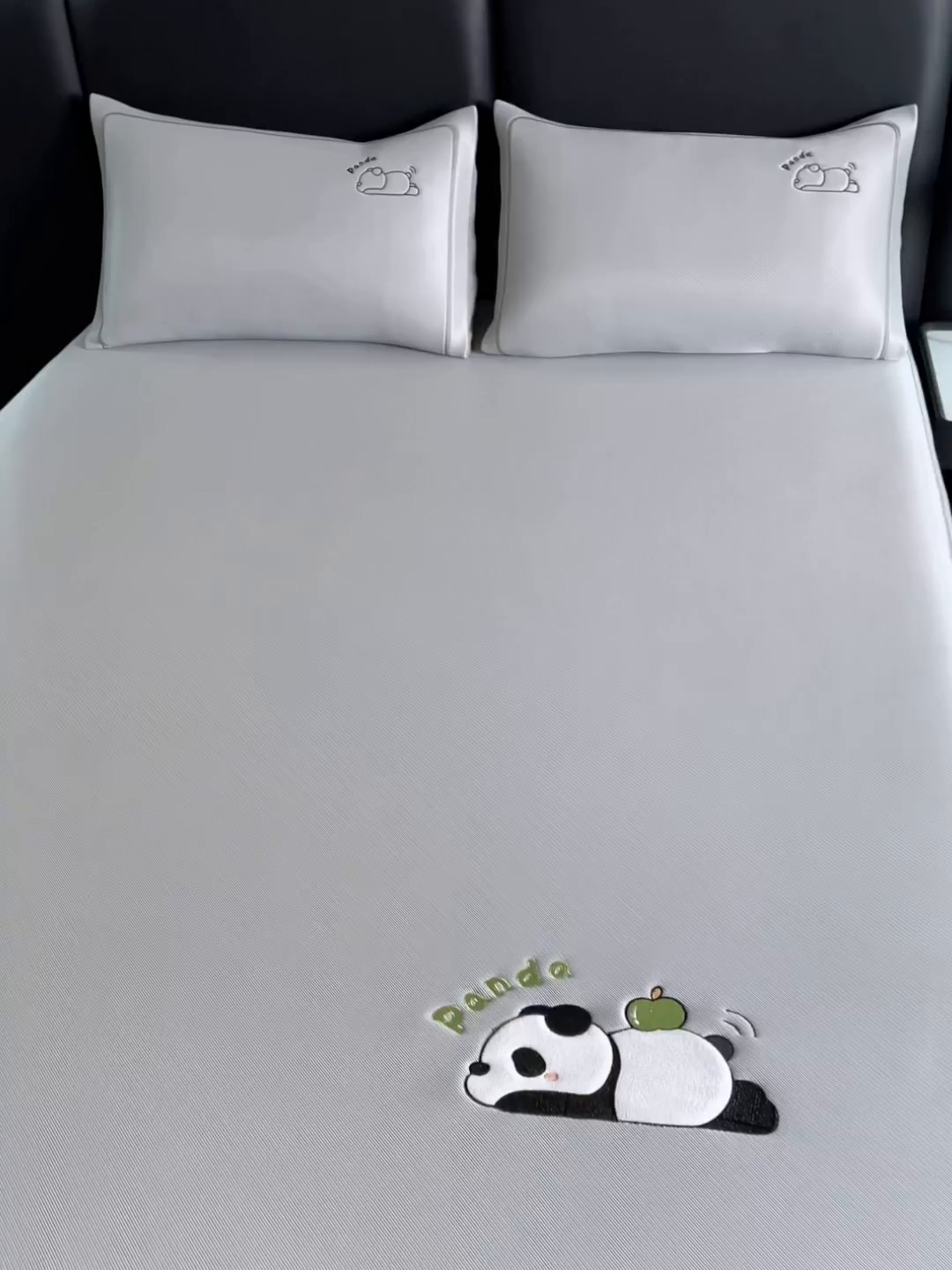 91家纺网 家纺一手货源 找家纺 全季家居 2025新款5A抗菌碳光萌趣熊猫系列贴布绣冰丝席 床笠-银灰