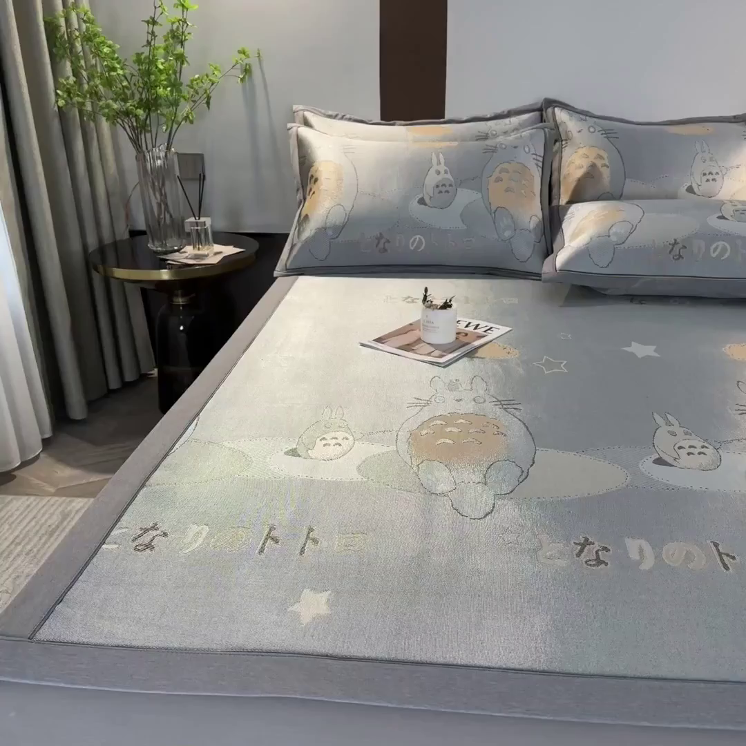 91家纺网 家纺一手货源 找家纺 全季家居 2025新款900D高精密三色纬提花冰丝凉席 床席-龙小猫-灰