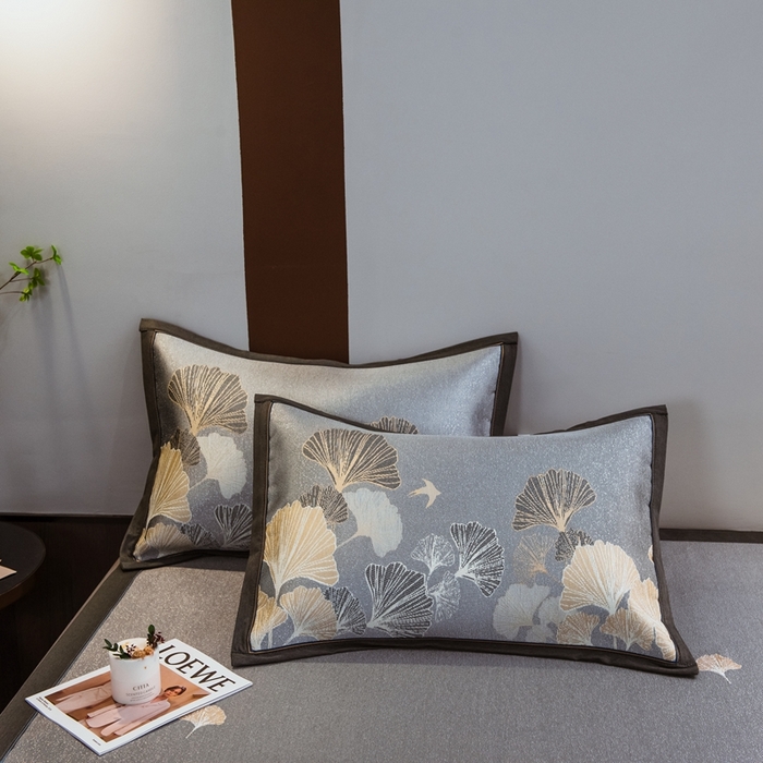 91家纺网 家纺一手货源 找家纺 全季家居 2025新款900D高精密三色纬提花冰丝凉席 床席-落叶情深