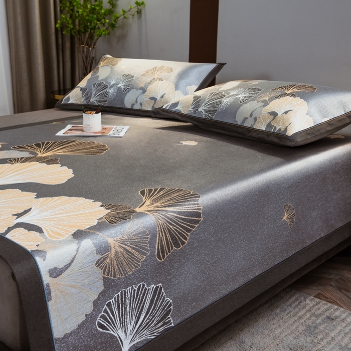 91家纺网 家纺一手货源 找家纺 全季家居 2025新款900D高精密三色纬提花冰丝凉席 床席-落叶情深