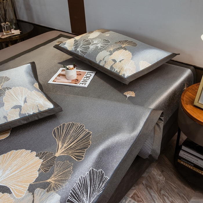 91家纺网 家纺一手货源 找家纺 全季家居 2025新款900D高精密三色纬提花冰丝凉席 床席-落叶情深