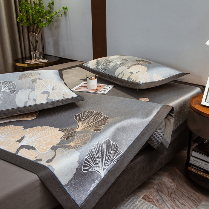 91家纺网 家纺一手货源 找家纺 全季家居 2025新款900D高精密三色纬提花冰丝凉席 床席-落叶情深