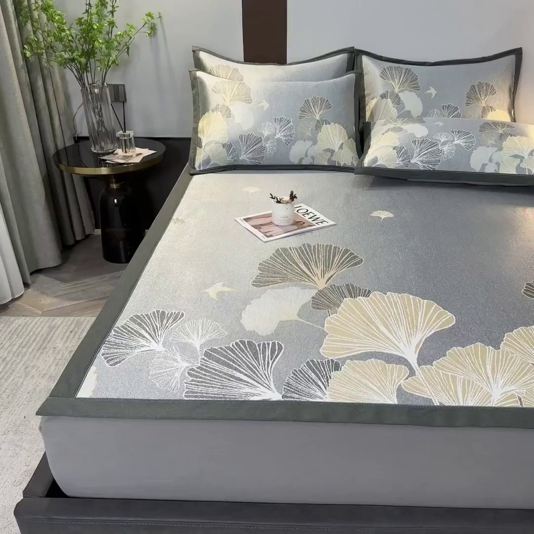 91家纺网 家纺一手货源 找家纺 全季家居 2025新款900D高精密三色纬提花冰丝凉席 床席-落叶情深