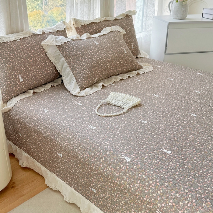 91家纺网 家纺一手货源 找家纺 添越家纺2025新款纯棉砂洗床盖三件套四件套系列 查理兔-咖