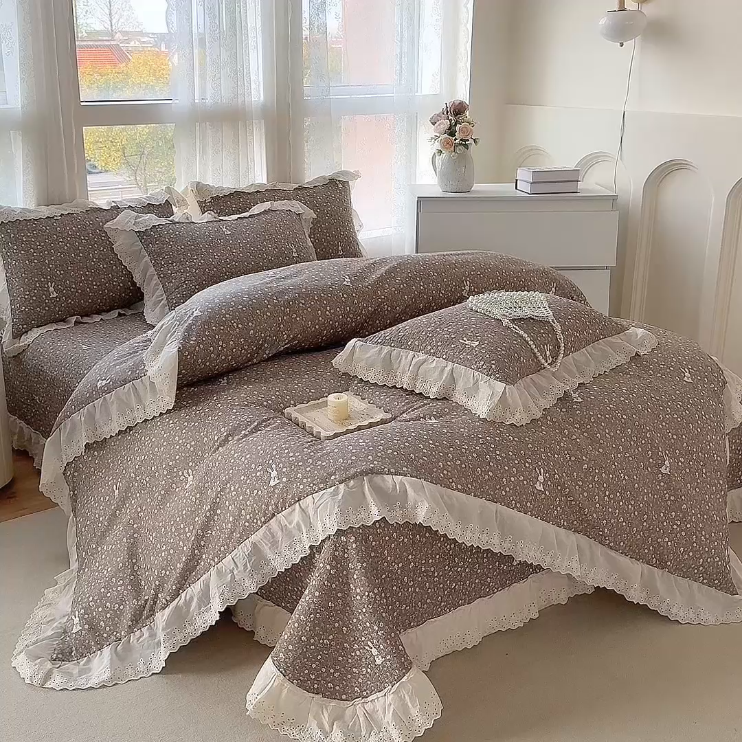 91家纺网 家纺一手货源 找家纺 添越家纺2025新款纯棉砂洗床盖三件套四件套系列 查理兔-咖