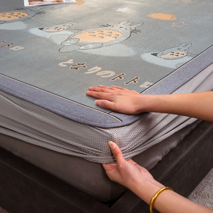 91家纺网 家纺一手货源 找家纺 全季家居 2025新款900D高精密三色纬提花冰丝凉席 床笠-龙小猫-灰