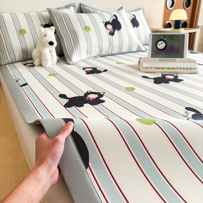 91家纺网 家纺一手货源 找家纺 全季家居 2025新款日韩竖条风格卡通冰丝席 淘气猫