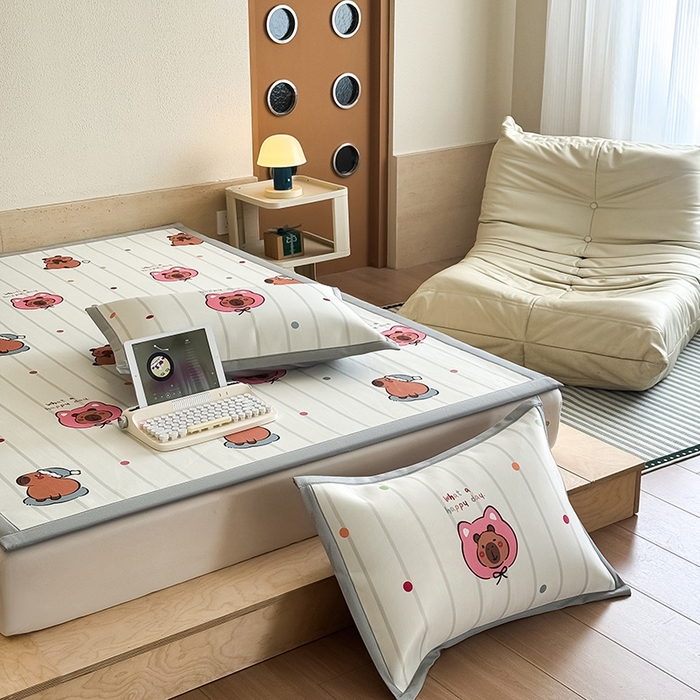 91家纺网 家纺一手货源 找家纺 全季家居 2025新款日韩竖条风格卡通冰丝席 卡皮巴拉