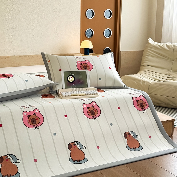 91家纺网 家纺一手货源 找家纺 全季家居 2025新款日韩竖条风格卡通冰丝席 卡皮巴拉