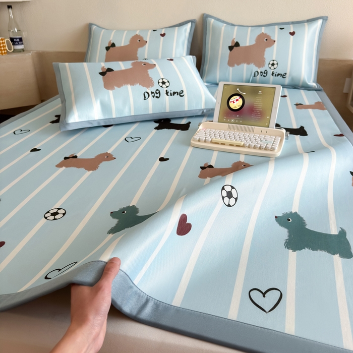 91家纺网 家纺一手货源 找家纺 全季家居 2025新款日韩竖条风格卡通冰丝席 狗狗派对