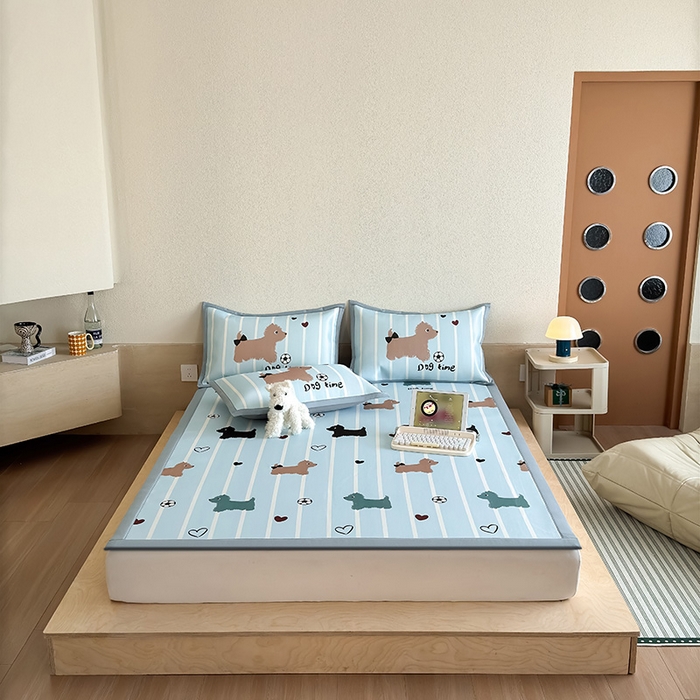 91家纺网 家纺一手货源 找家纺 全季家居 2025新款日韩竖条风格卡通冰丝席 狗狗派对