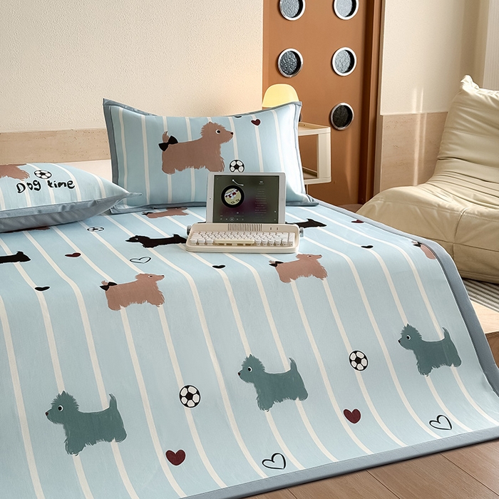 91家纺网 家纺一手货源 找家纺 全季家居 2025新款日韩竖条风格卡通冰丝席 狗狗派对