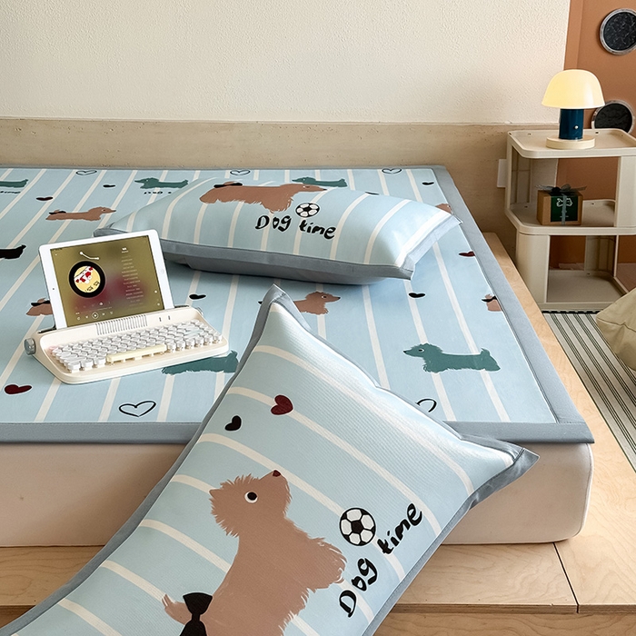 91家纺网 家纺一手货源 找家纺 全季家居 2025新款日韩竖条风格卡通冰丝席 狗狗派对