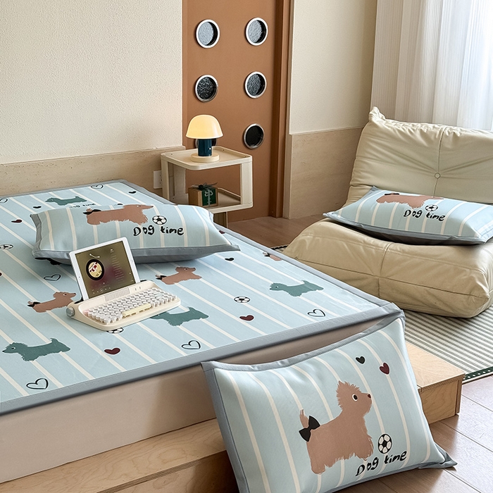 91家纺网 家纺一手货源 找家纺 全季家居 2025新款日韩竖条风格卡通冰丝席 狗狗派对