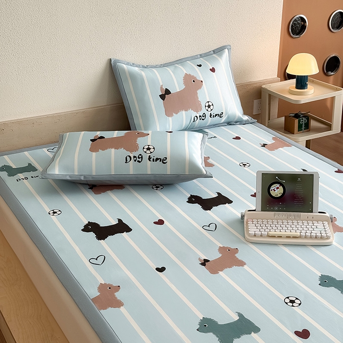 91家纺网 家纺一手货源 找家纺 全季家居 2025新款日韩竖条风格卡通冰丝席 狗狗派对