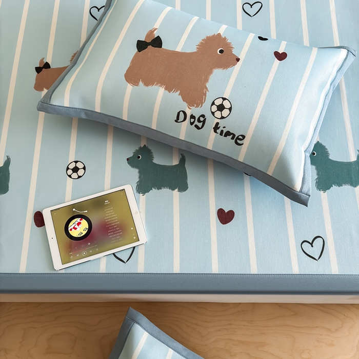 91家纺网 家纺一手货源 找家纺 全季家居 2025新款日韩竖条风格卡通冰丝席 狗狗派对