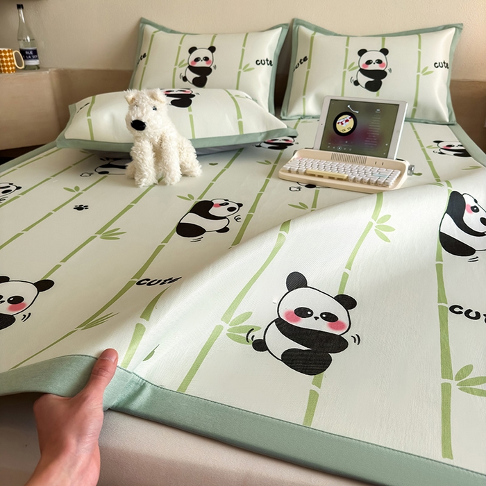 91家纺网 家纺一手货源 找家纺 全季家居 2025新款日韩竖条风格卡通冰丝席 萌趣熊猫