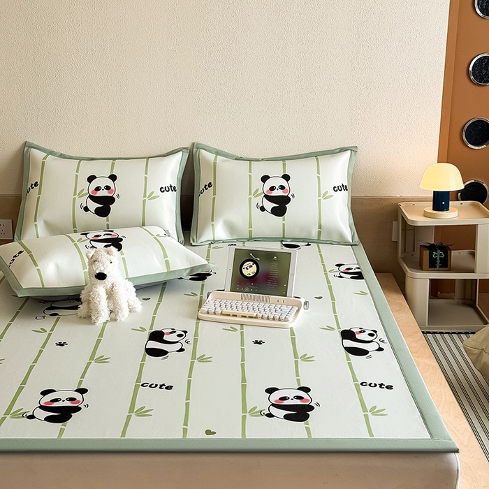 91家纺网 家纺一手货源 找家纺 全季家居 2025新款日韩竖条风格卡通冰丝席 萌趣熊猫