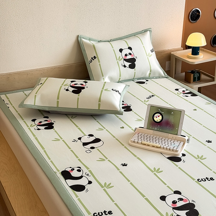 91家纺网 家纺一手货源 找家纺 全季家居 2025新款日韩竖条风格卡通冰丝席 萌趣熊猫