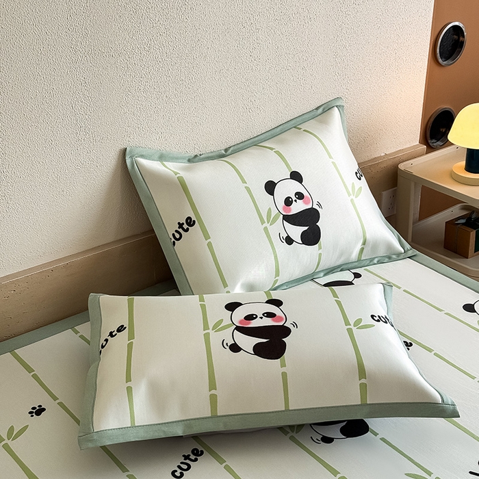 91家纺网 家纺一手货源 找家纺 全季家居 2025新款日韩竖条风格卡通冰丝席 萌趣熊猫