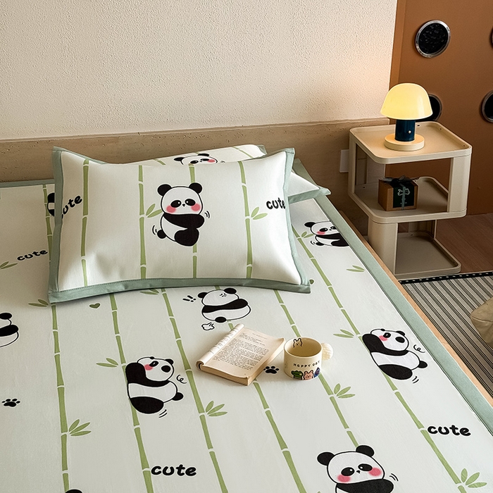 91家纺网 家纺一手货源 找家纺 全季家居 2025新款日韩竖条风格卡通冰丝席 萌趣熊猫