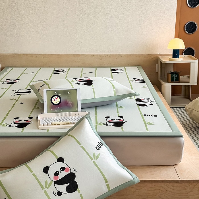 91家纺网 家纺一手货源 找家纺 全季家居 2025新款日韩竖条风格卡通冰丝席 萌趣熊猫