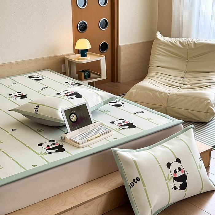 91家纺网 家纺一手货源 找家纺 全季家居 2025新款日韩竖条风格卡通冰丝席 萌趣熊猫