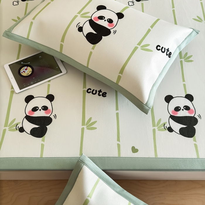 91家纺网 家纺一手货源 找家纺 全季家居 2025新款日韩竖条风格卡通冰丝席 萌趣熊猫