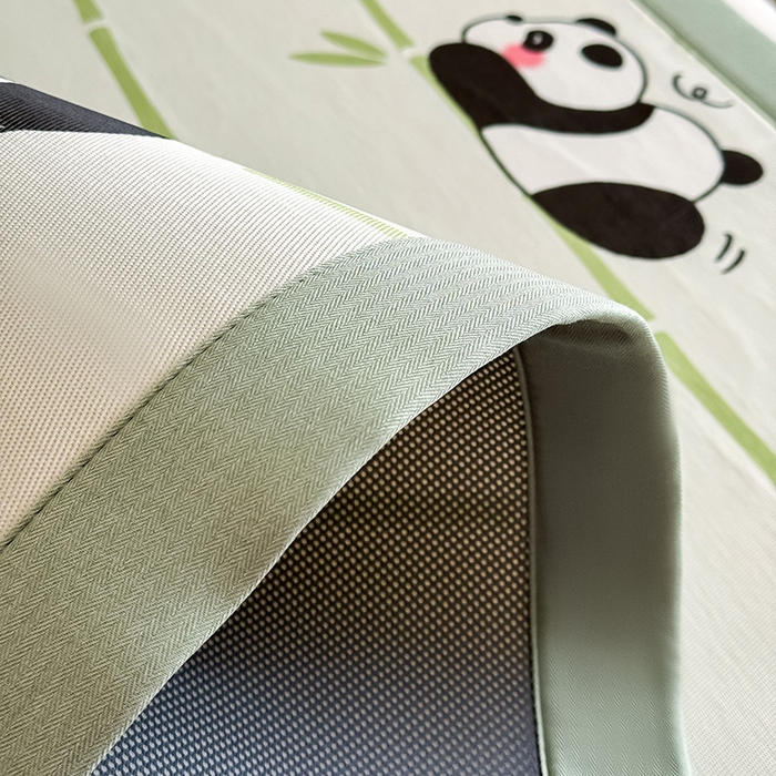 91家纺网 家纺一手货源 找家纺 全季家居 2025新款日韩竖条风格卡通冰丝席 萌趣熊猫