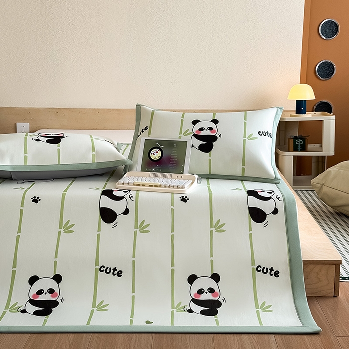 91家纺网 家纺一手货源 找家纺 全季家居 2025新款日韩竖条风格卡通冰丝席 萌趣熊猫