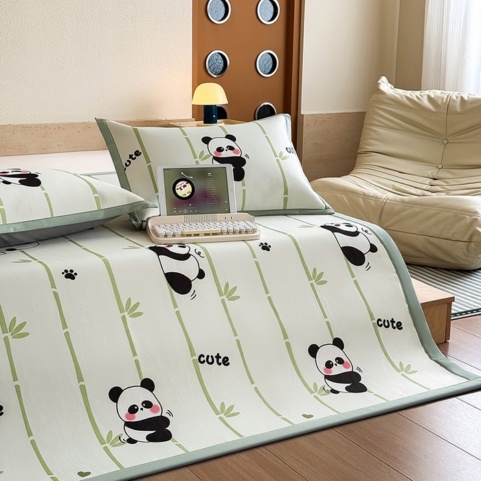 91家纺网 家纺一手货源 找家纺 全季家居 2025新款日韩竖条风格卡通冰丝席 萌趣熊猫