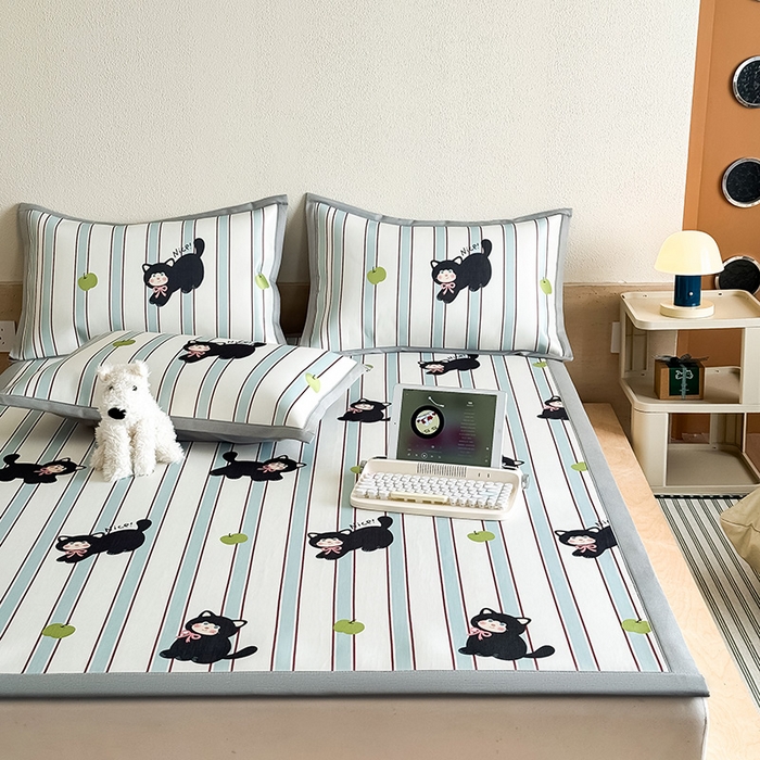 91家纺网 家纺一手货源 找家纺 全季家居 2025新款日韩竖条风格卡通冰丝席 淘气猫