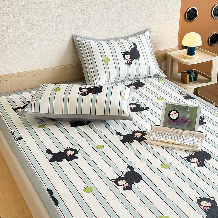 91家纺网 家纺一手货源 找家纺 全季家居 2025新款日韩竖条风格卡通冰丝席 淘气猫